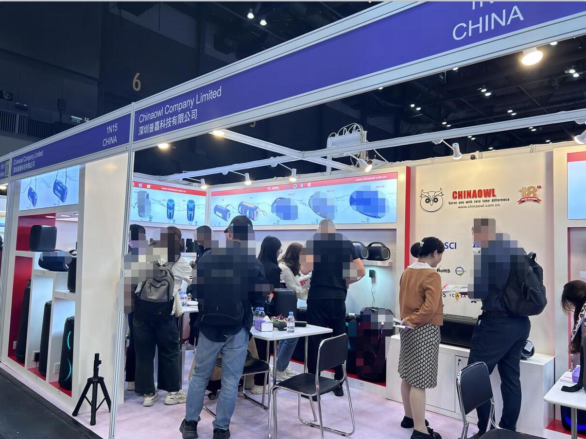 Chinaowl bluetooth speaker Exhibition customers picture 2.jpg